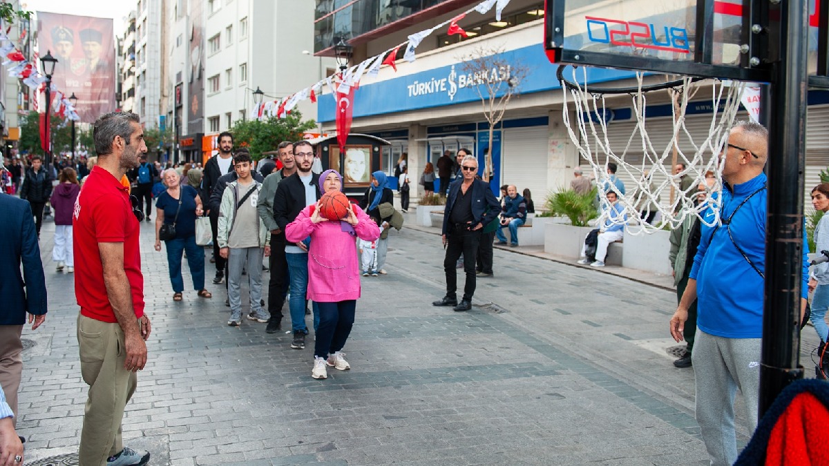 Karşıyaka Çarşısı’nda renkli anlar: Hergele Meydanı’na basketbol potası kuruldu