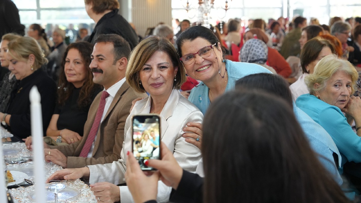 Başkan Ünlüce, Cumhuriyet buluşmasında kadınlarla bir araya geldi