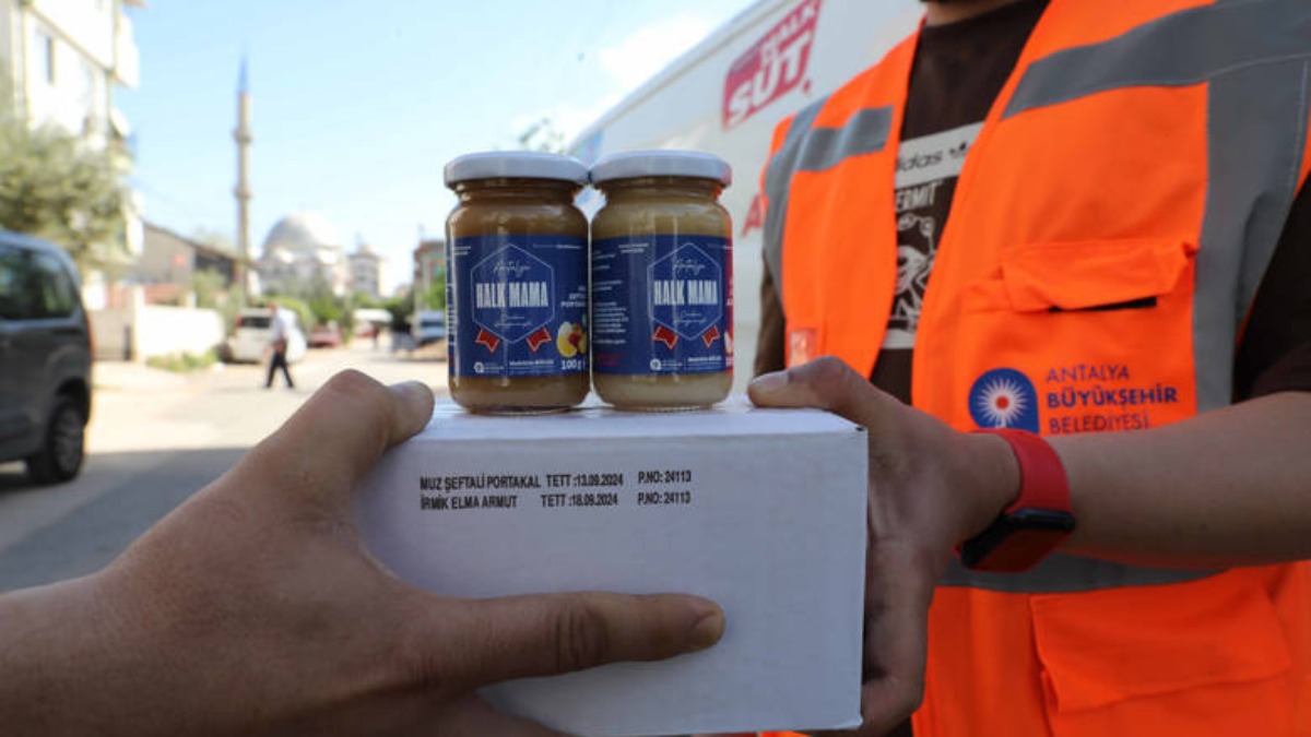 Ekonomik zorluk yaşayan ailelere destek: Büyükşehir, bin 569 bebeğe 47 bin 910 kavanoz mama ulaştırdı