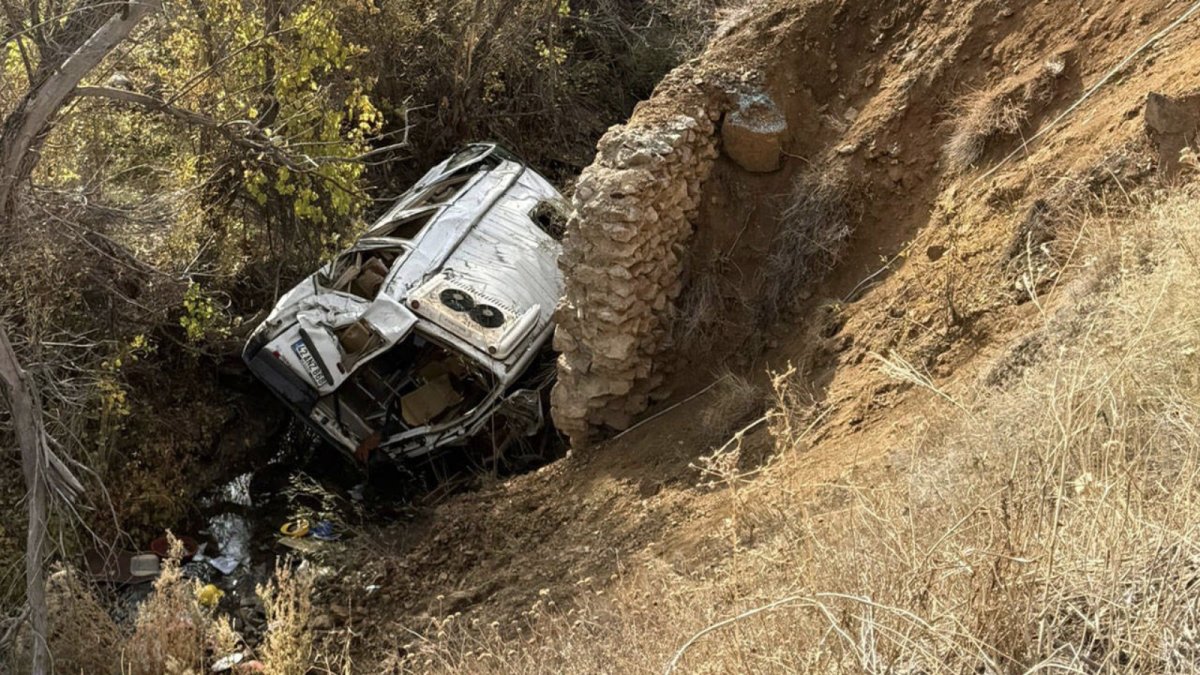 Öğrenci servisi uçuruma yuvarlandı: 14 yaralı