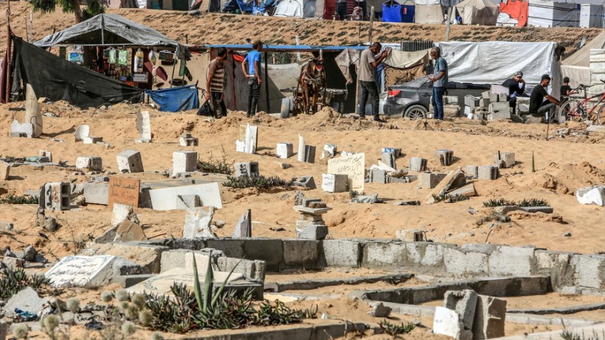 AP: Gazze’de aileler mezarlıklarda yaşıyor