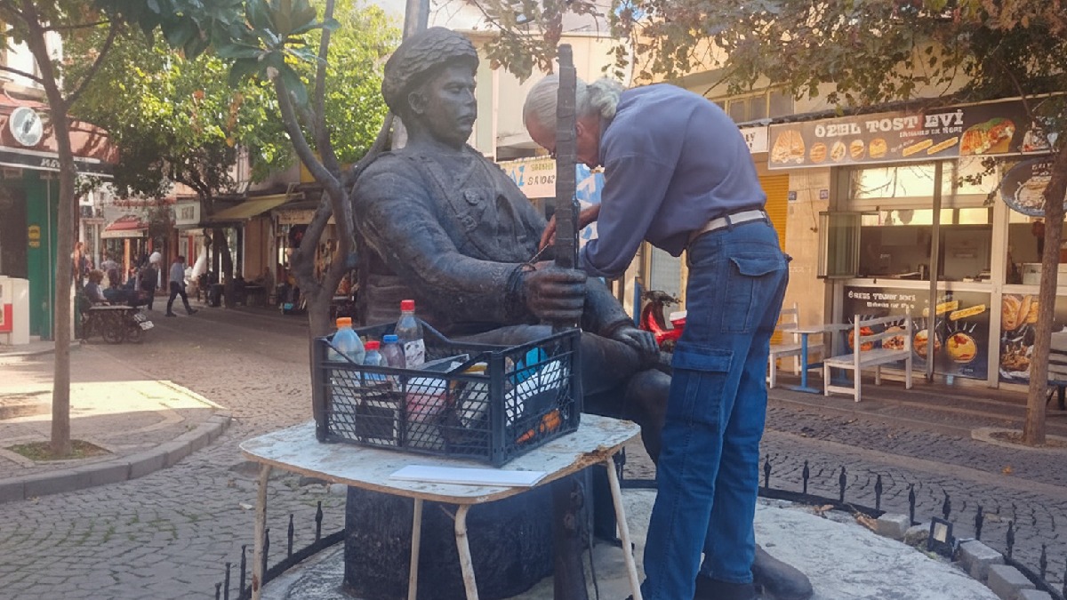 Danişmentli İsmail Efe’nin heykeli onarıldı