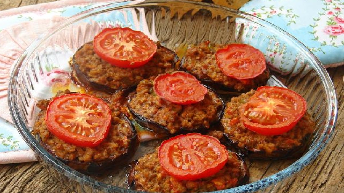 Evdeki patlıcanları ne yapsam diye düşünmeyin! İşte klasik lezzet: Patlıcan oturtma tarifi…