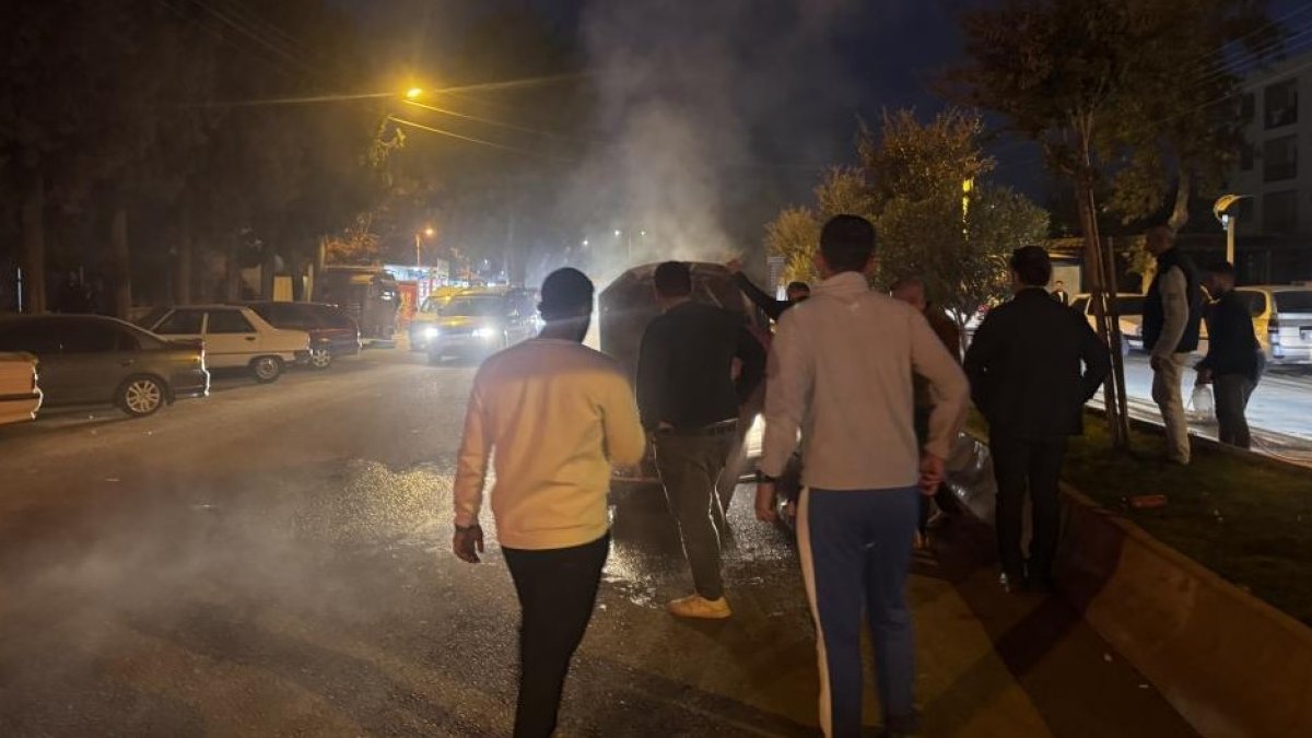 Adıyaman'da korkutan yangın: Seyir halindeki otomobil alevlere teslim oldu