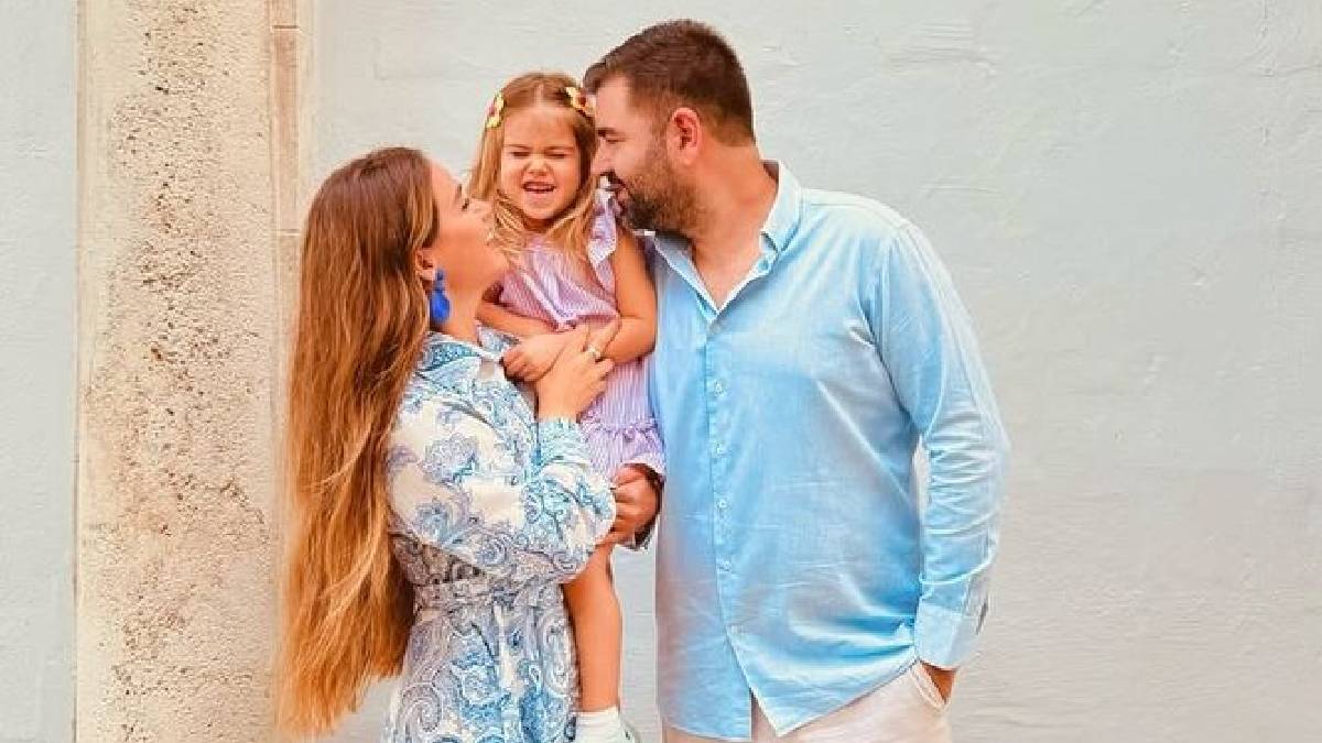 Kendi çocukluğuyla kızını karşılaştırdı, eşinden yanıt gecikmedi! Eşine mi benziyor, kendisine mi? Takipçiler ikiye bölündü