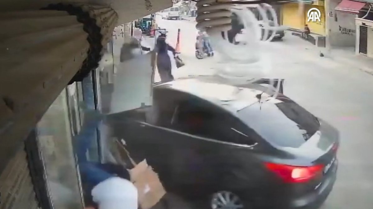Adana'da otomobil markete girdi: Yaya son anda kurtuldu