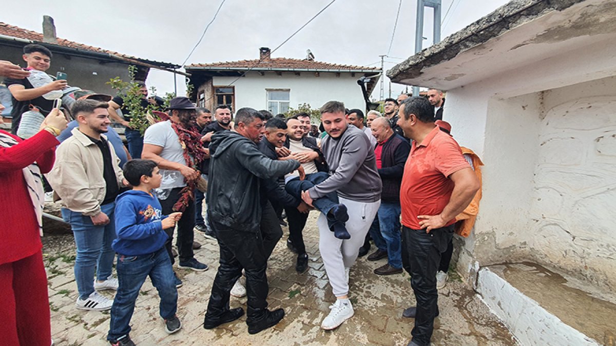 O ilimizde düğünde ilgisiz kalan akrabanın vay haline! Su dolu yalağa atıyorlar: Yıllardır süren gelenek