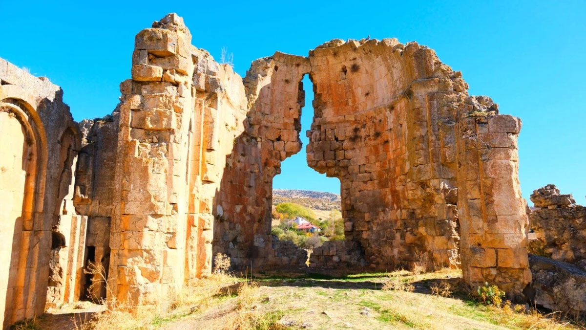 Tunceli’deki tarihi kilise definecilerin hedefinde: Köylüler restorasyon çağrısı yaptı