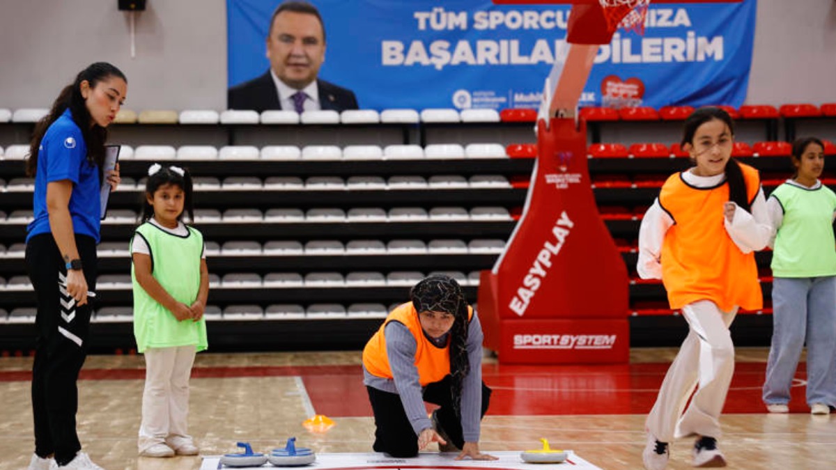 Büyükşehir kız çocuklarını floor curling sporu ile tanıştırdı