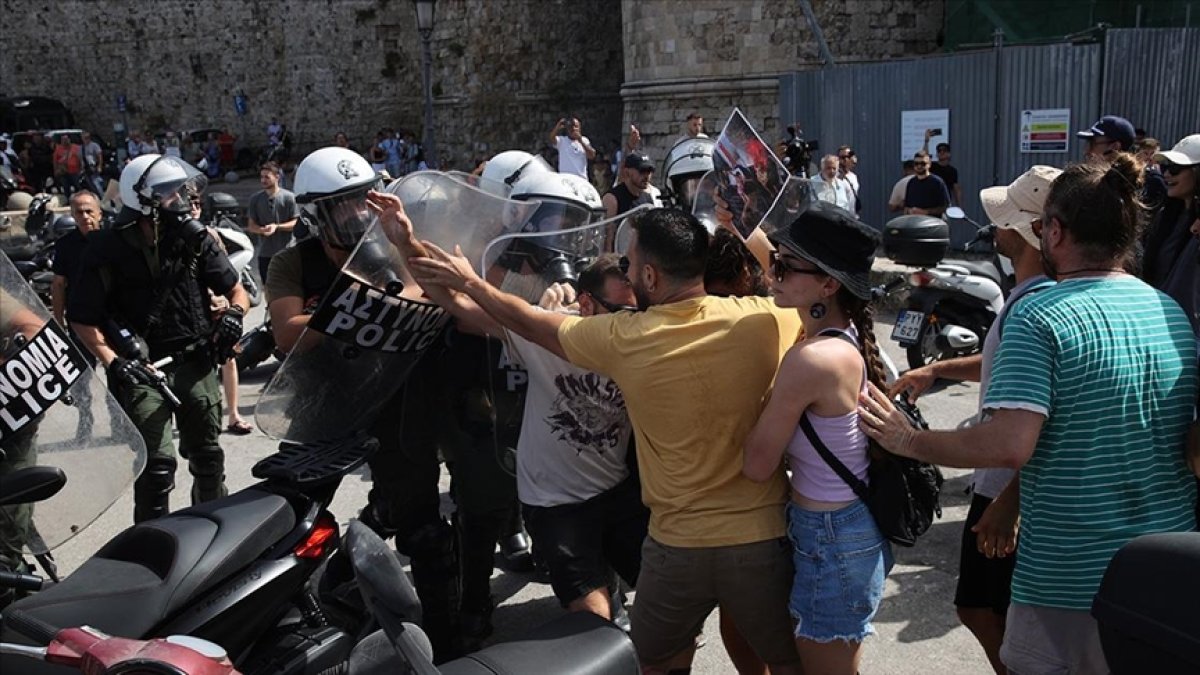 Yunanistan’da Filistin yanlısı göstericiler limanı kapattı: 1000 İsrailli turist gemide mahsur kaldı