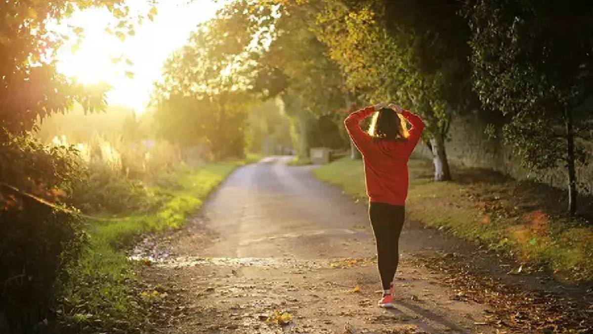 Sadece 20 dakikası bile büyük etki gösteriyor! Yürümek deyip hafife almayın: Hem ruhsal hem fiziksel iyileşme sağlıyor