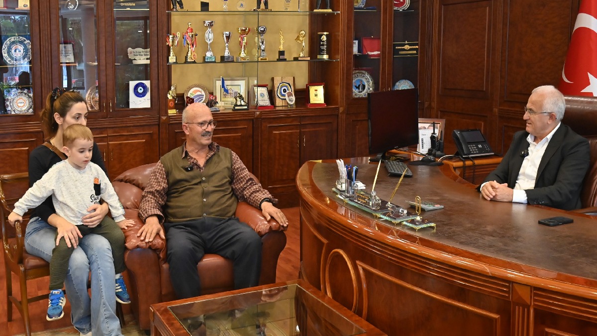 DMD kas hastası minik Bulut, Kumluca Belediye Başkanı Uzm. Dr. Mesut Avcıoğlu’nu makamında ziyaret etti