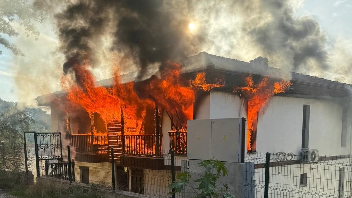 Muğla’da akıl almaz olay! Jandarmayı görünce evini ateşe verdi