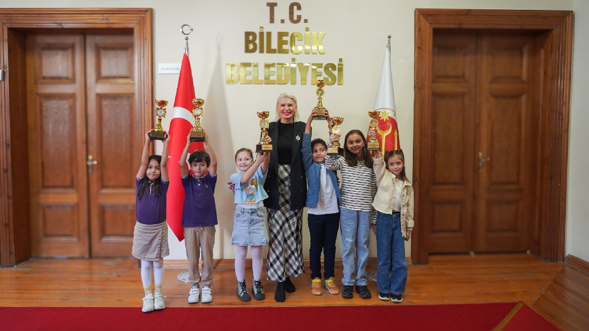 Başkan Subaşı, şiir ve resim yarışmasında dereceye girenlere ödüllerini verdi