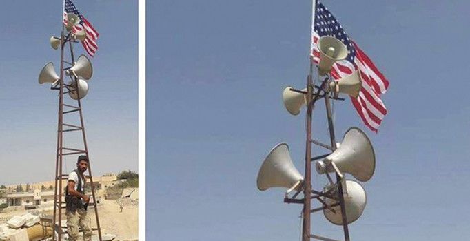 PYD, Menbiç'in kuzeyindeki Rafi köyünde çevreye ABD bayrağı asarak korunmaya çalışıyor