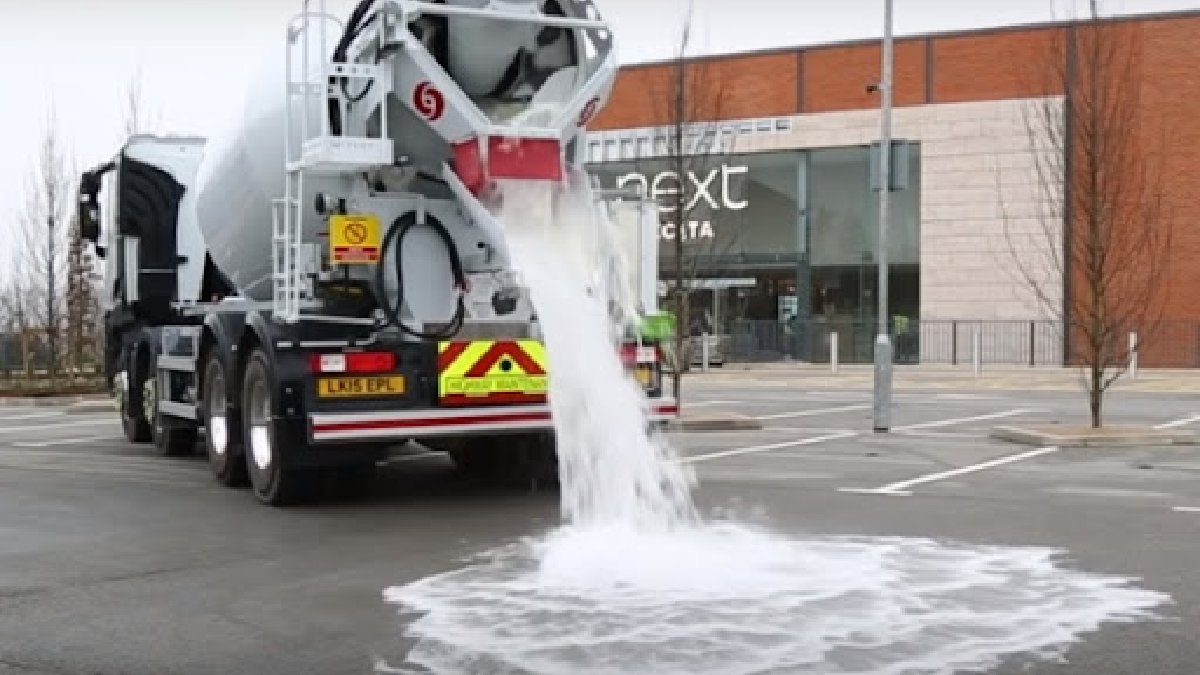Bu yolda bir damla su göremezsiniz! 1 dakikada 4 ton yağmuru içiyor!