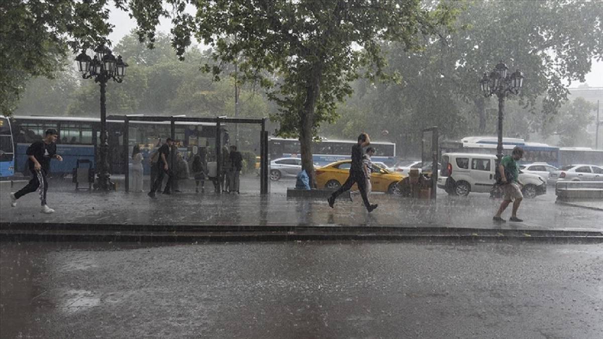 Ankaralılar gri havaya hazır olun! Sıcaklık bir anda düşecek, gök gürültülü sağanak bastıracak!