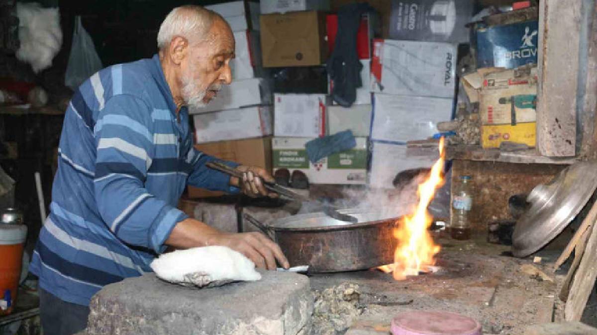 Yaşına aldırmıyor, 75 yıldır emek veriyor! Teknolojiye direnen son isimlerden: “Kimse evladını bu mesleğe vermiyor”