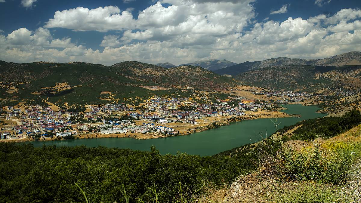 Yazın ziyaretçi akınına uğruyor, nüfusu 10 katına çıkıyor! Batının değil doğunun uğrak noktası: O ilimiz şimdi kabuğuna çekildi