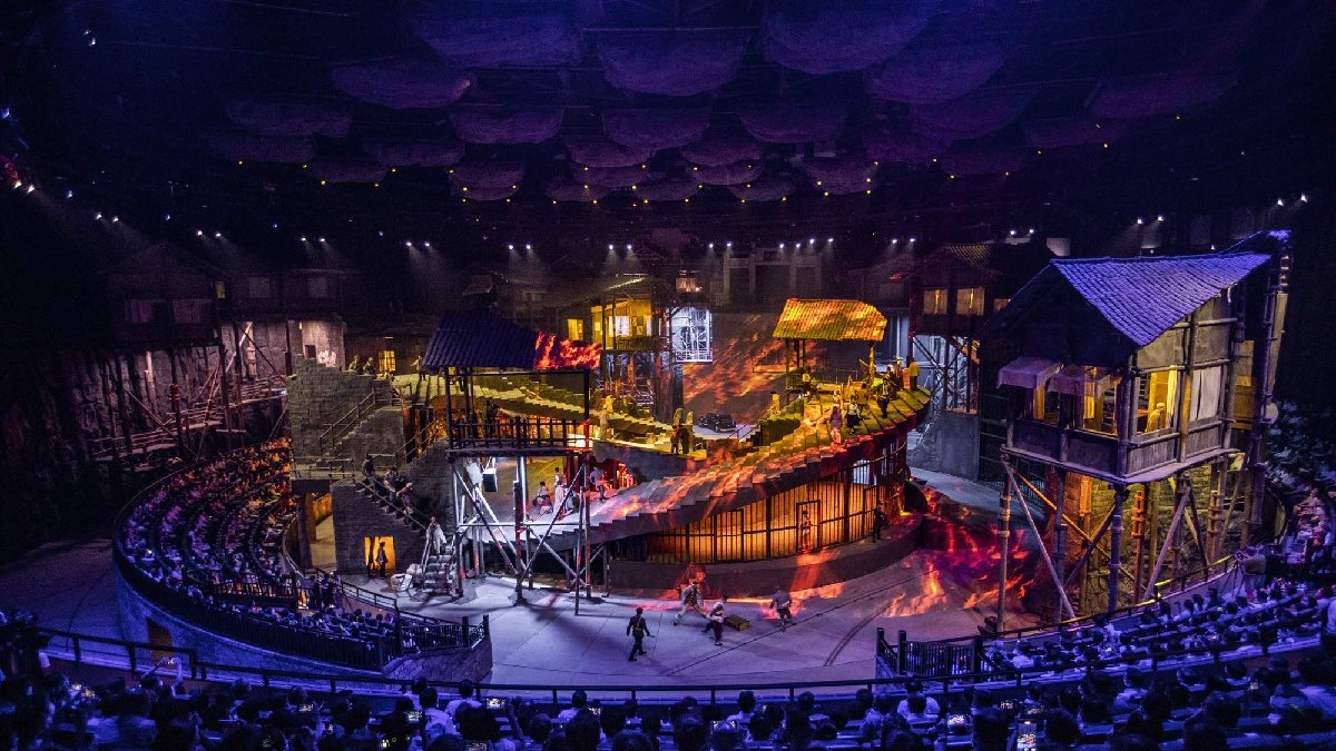 Bu tiyatroda hiçbir şey yerinde durmuyor! 360 derece dönen bir sahnesiyle herkesi şaşırtıyor