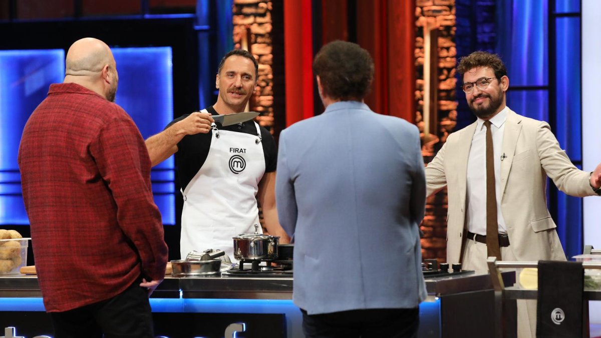 Fırat Çelik sürprizi: Ünlü oyuncu MasterChef mutfağında şef önlüğü giydi, Mehmet Şef'ten kaşık aldı!