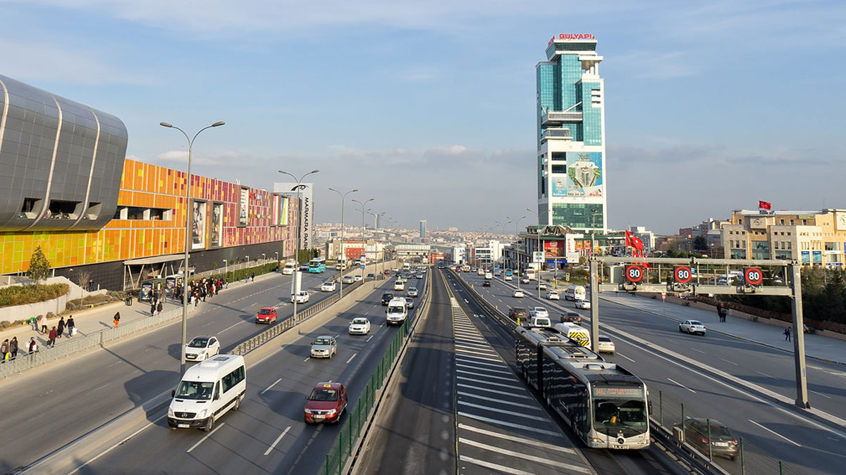 Avcılar'da alkollü sürücü 2 kişiyi ezdi