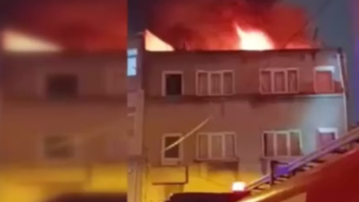 Fatih’te çatı yangını paniğe yol açtı: 3 katlı binanın çatısı küle döndü