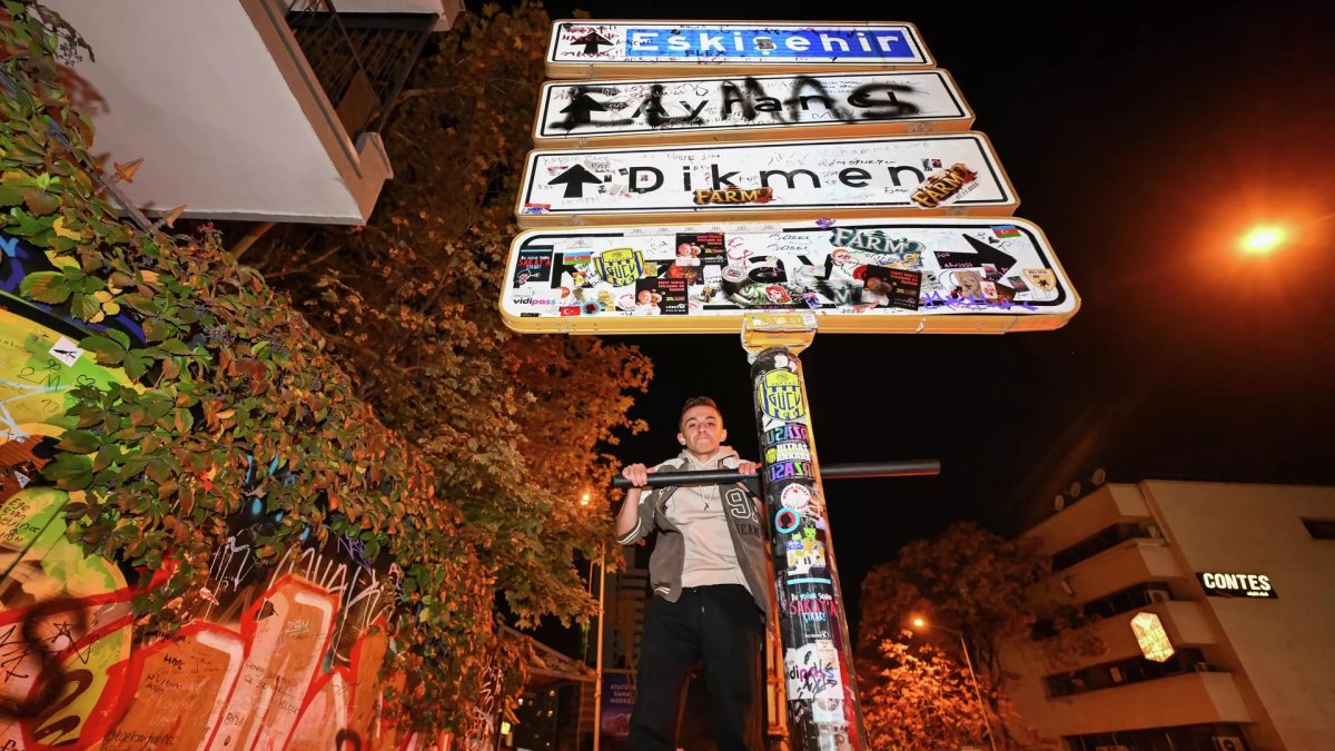 Ankara’da Kızılay tabelası sosyal medya akımına dayanamamıştı: Belediye çözümü buldu: Barfiks takıldı