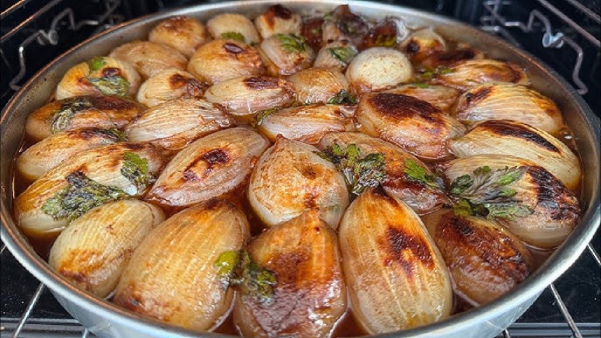 Her gelen sizden bu yemeği isteyecek! Lezzeti damakta kalan soğan dolması tarifi…