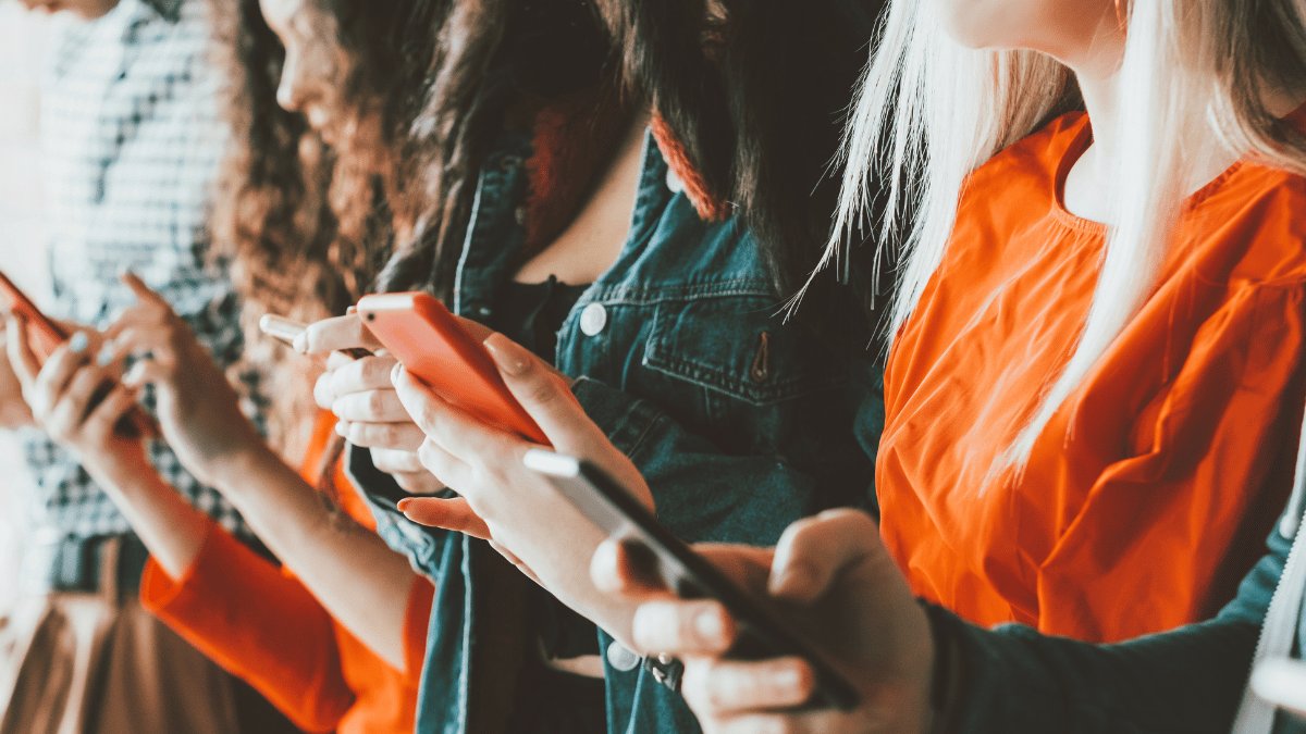 Sosyal medyada "mükemmel hayat" peşinde koşmak özgüven kaybına yol açıyor! Takipçi ve beğeni sayısı bağımlılığa yol açıyor