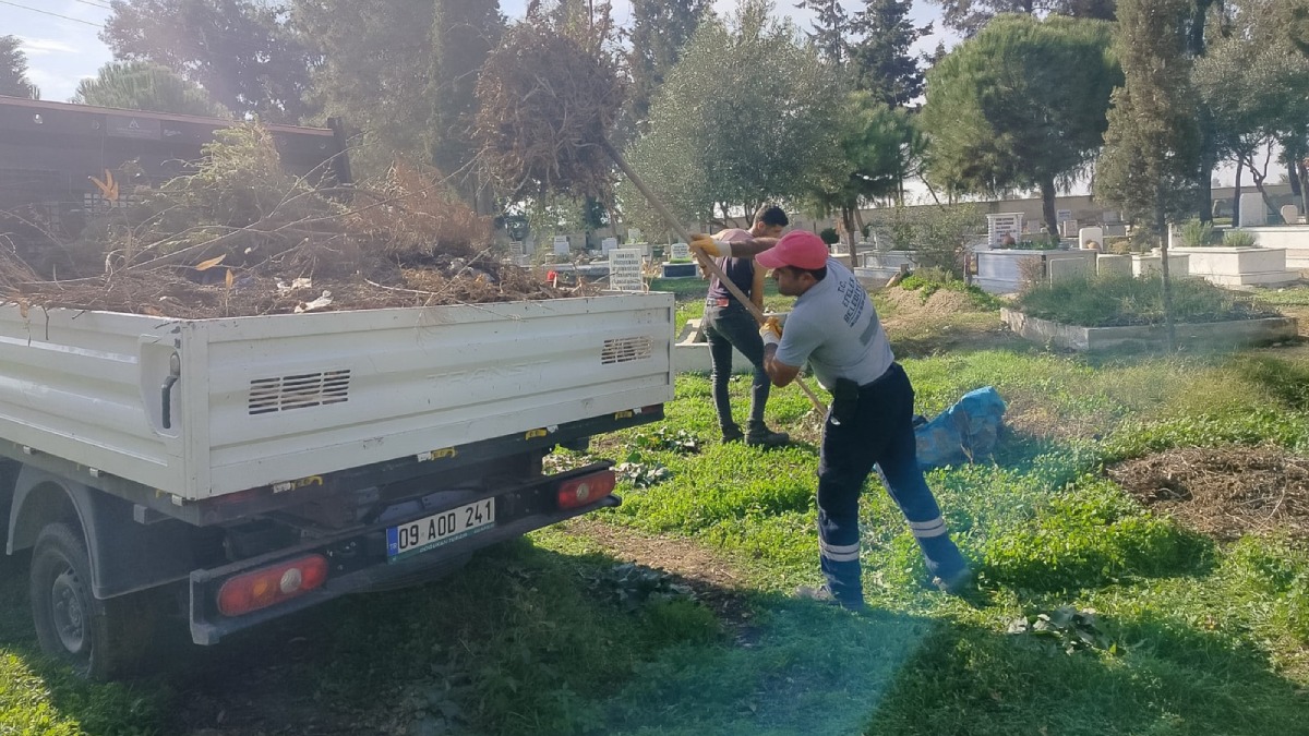 Efeler’in ekipleri mezarlıklardaki çalışmalarına devam ediyor