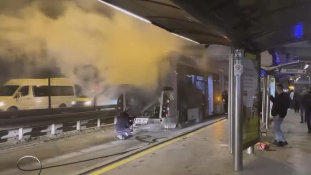 İstanbul’da metrobüs yangını: Yolcular tahliye edildi