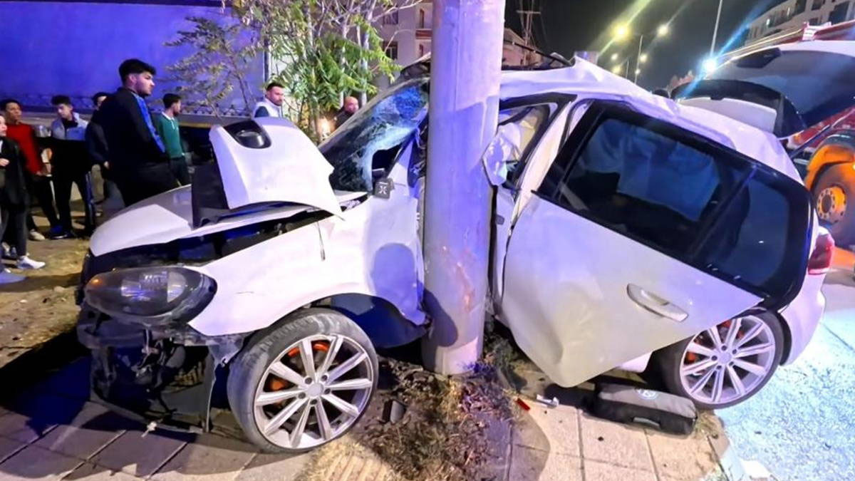 Otomobil direğe saplandı: 2 ağır yaralı