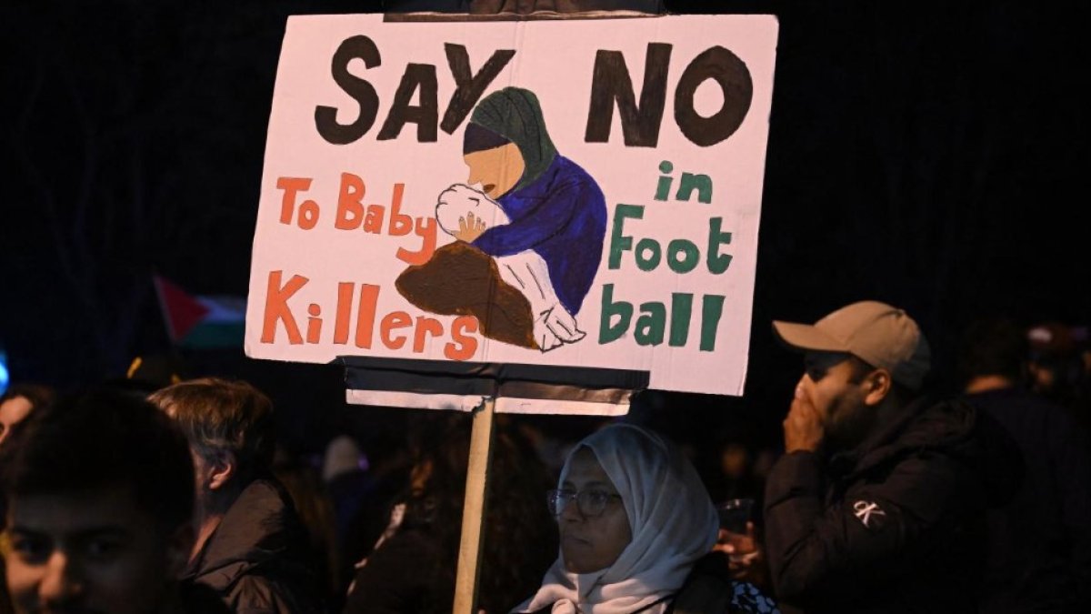 İngiltere’de binlerce kişi toplandı: İsrail’in futboldan men edilmesi istendi