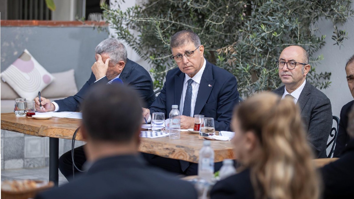 Başkan Tugay, Güzelbahçeli muhtarları dinledi