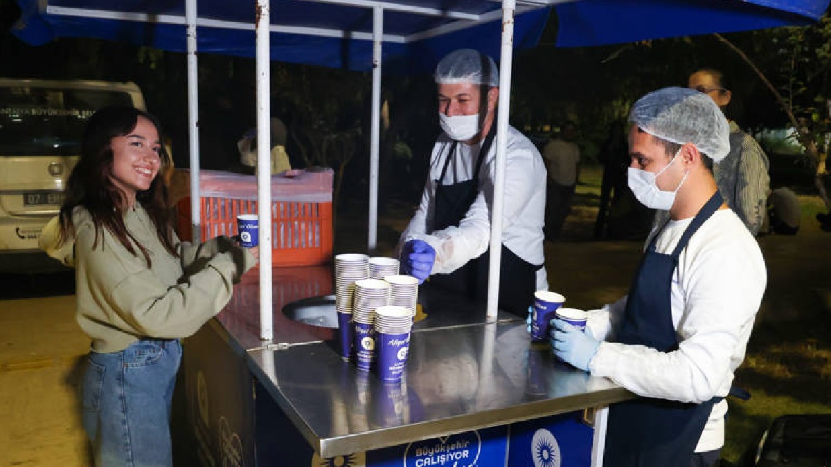 Büyükşehir’den soğuk sınav haftasında öğrencilere iç ısıtan ikram