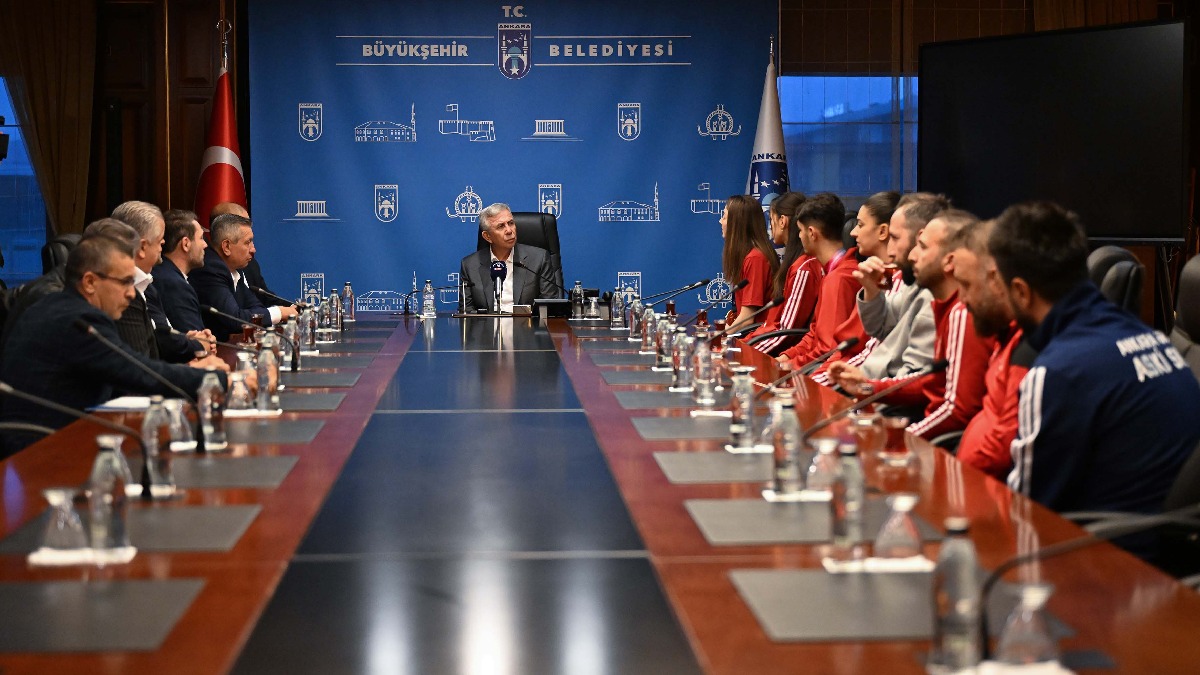 Dünya şampiyonu taekwondocular Mansur Yavaş’ı ziyaret etti