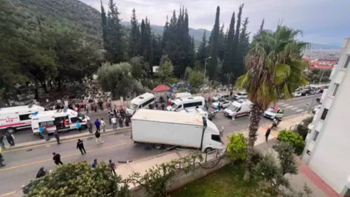 Öğrenci servisi ile kamyon çarpıştı: 22'si öğrenci, 23 yaralı