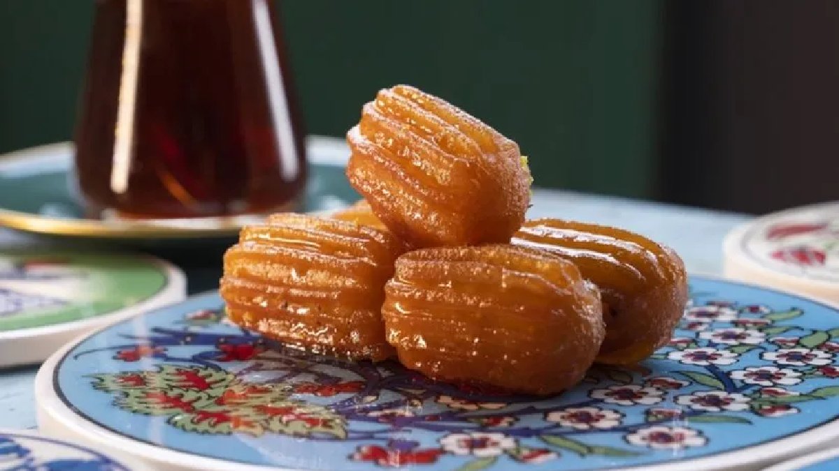 Kaç tane yediğinizi hatırlamayacaksınız! Tek tek gidiyor lezzeti damakta kalıyor: Orijinal tulumba tatlısı tarifi…