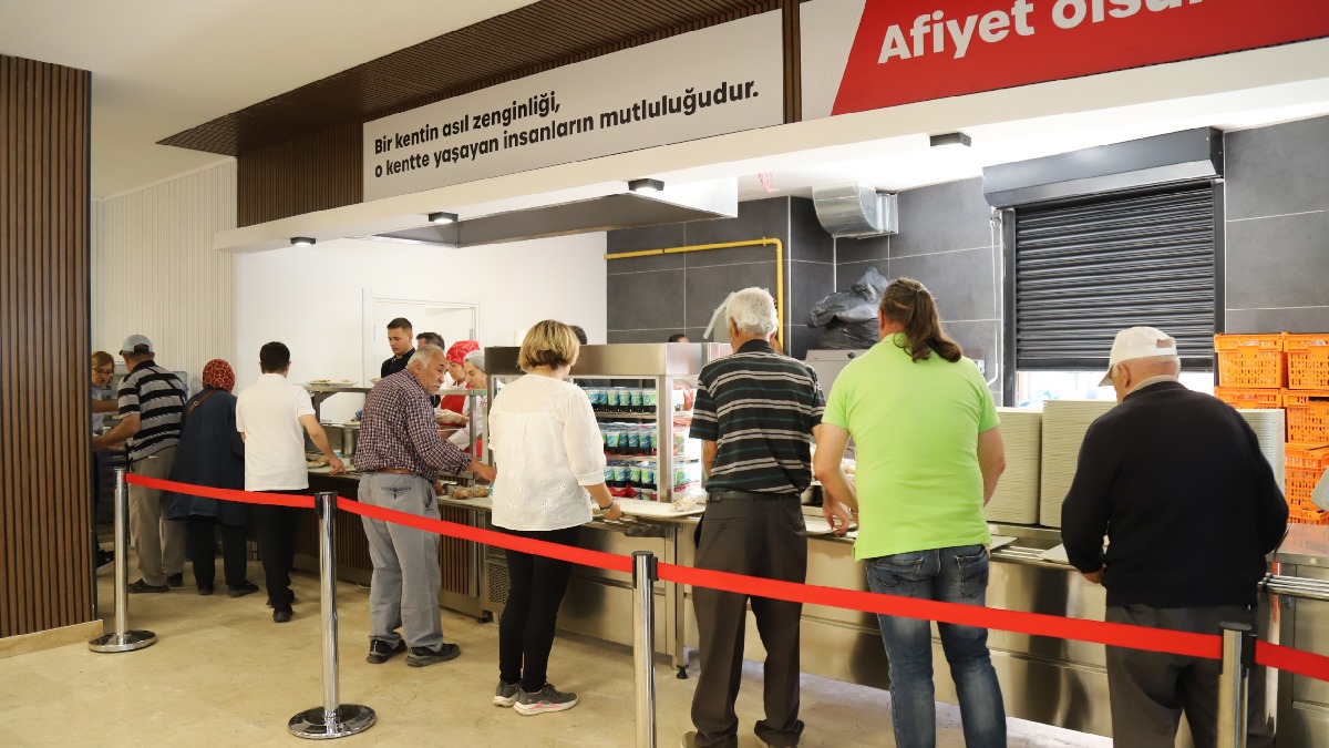 Atamızın en sevdiği yemekler Büyükşehir'den 10 Kasım'a özel menü... Ata'nın sevdiği yemekler Kent Lokantası’nda vatandaşlarla bu