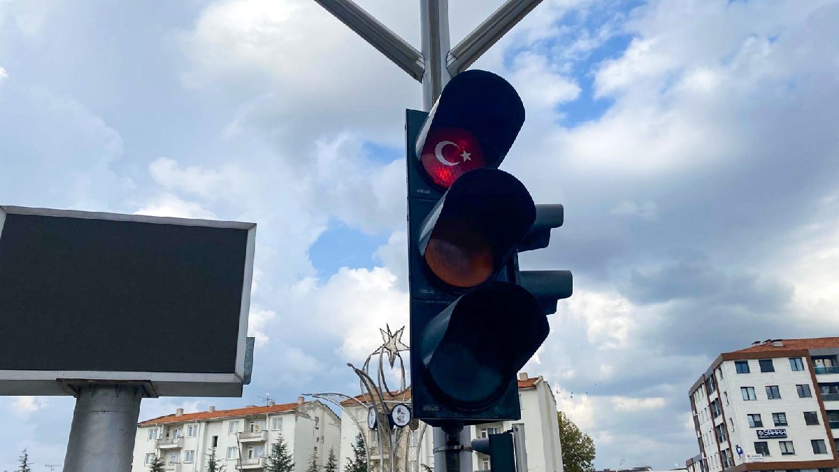 Trafik lambalarına milli duyguları güçlendiren anlamlı uygulama