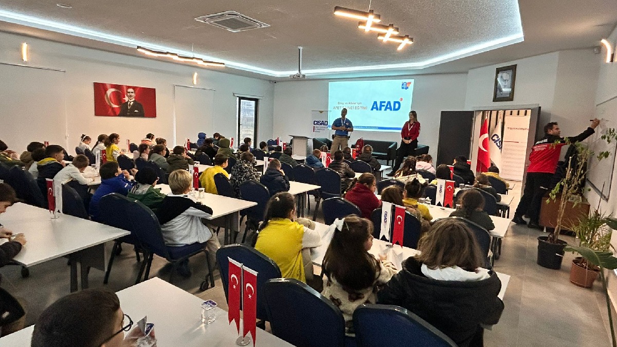 Çorlu Belediyesinden öğrencilere afet eğitimi