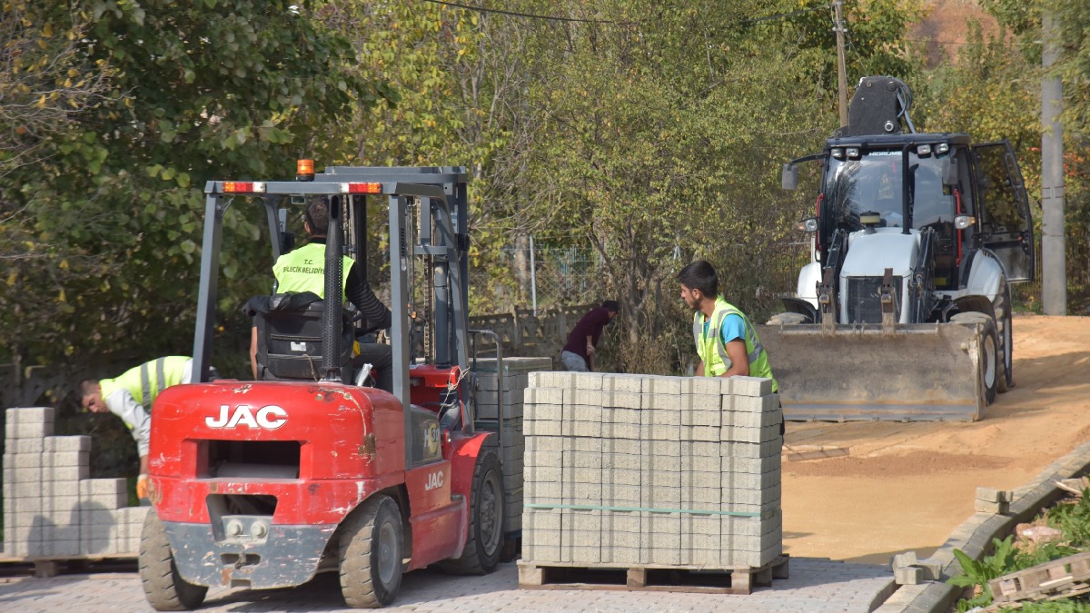 Cadde ve sokaklar kilit parke çalışmalarıyla güzelleşiyor