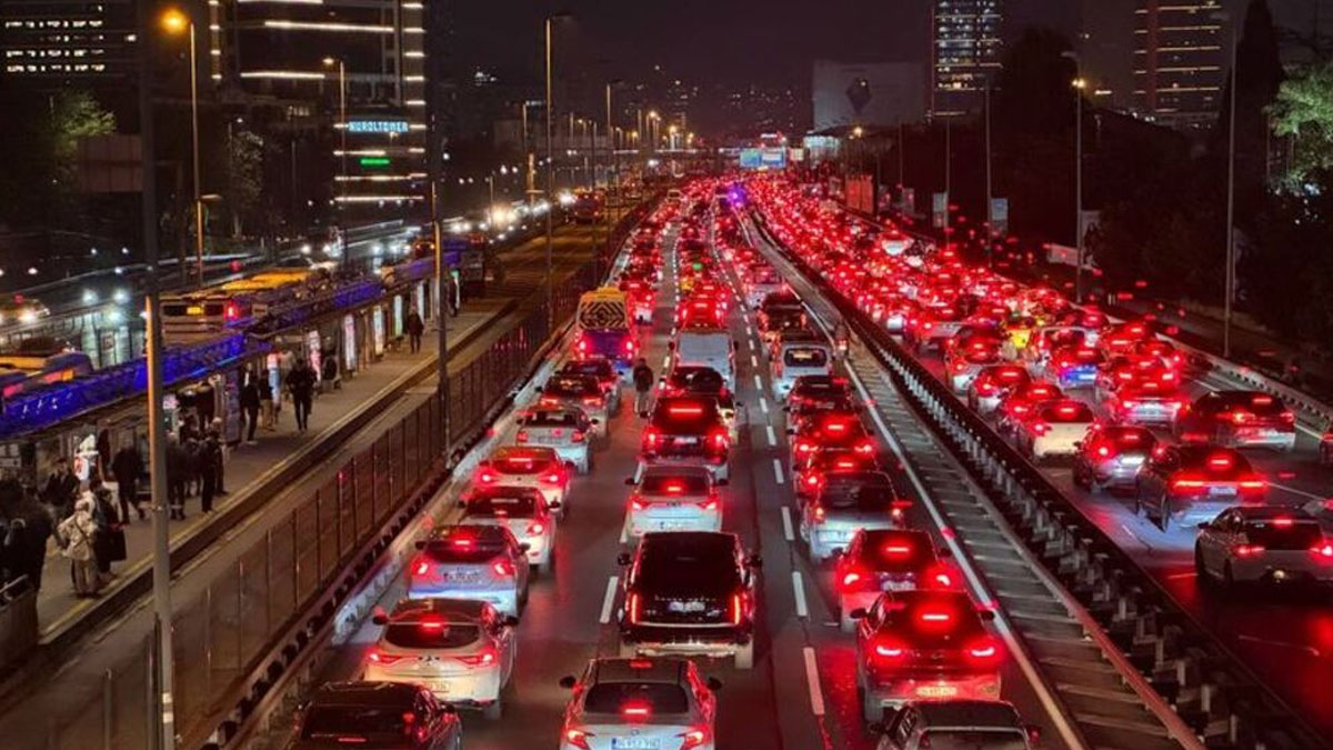 İstanbul'da trafik kilitlendi