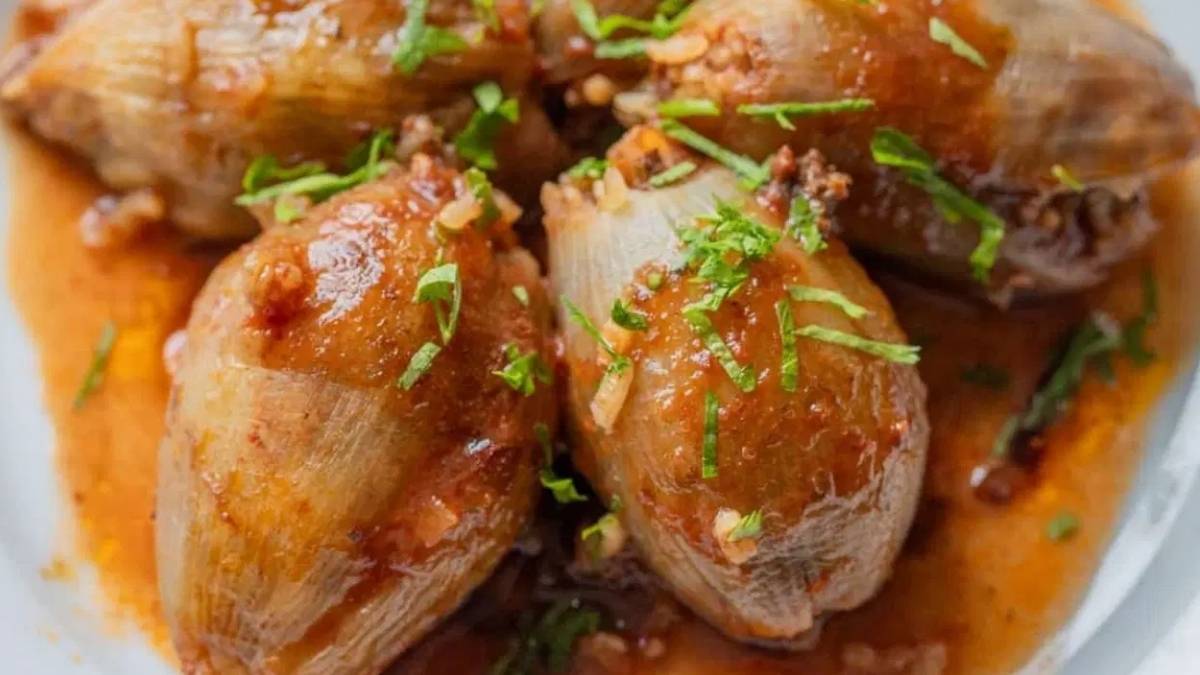 Anadolu’nun kadim lezzetlerinden! Sofranız bu tatla şenlenecek: Evde soğan dolması yapımı