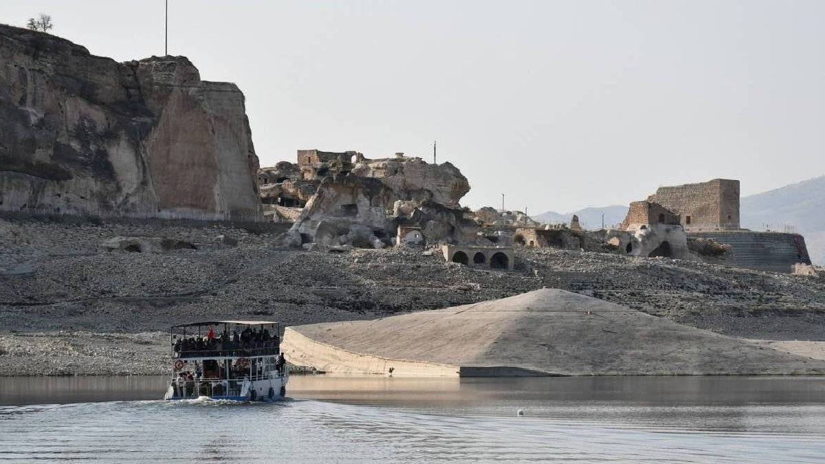 Sular altında bırakılan Hasankeyf’te ‘tekne turu’