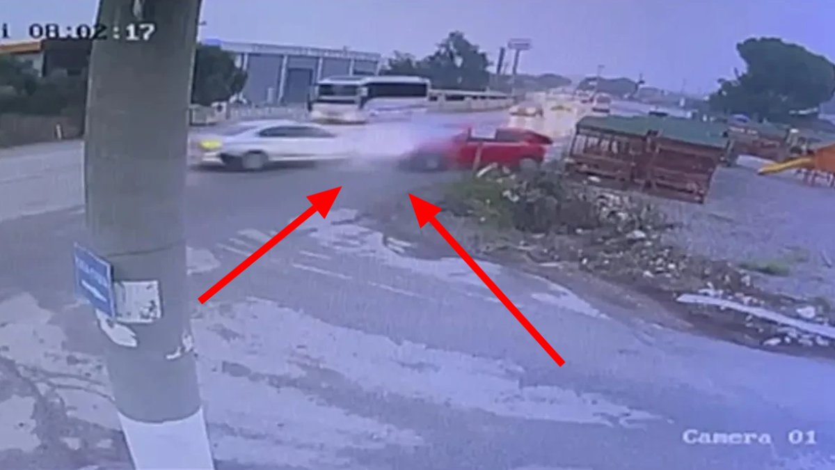 İzmir'de korkunç kaza! 2 kişi yaşamını yitirirken araçlar hurdaya döndü