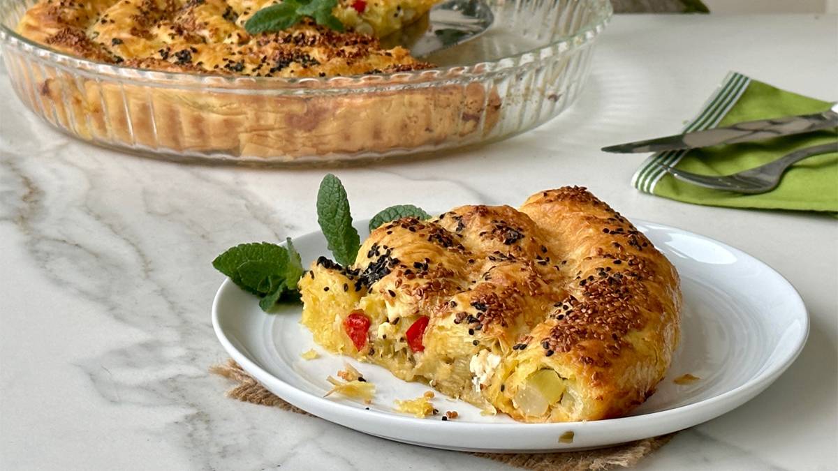 Diyet bozduran o lezzet! Hazır baklava yufkasıyla 15 dakikada efsane pırasalı börek!