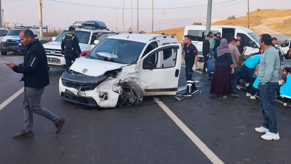Şırnak'ta can pazarı... Minibüs ile hafif ticari araç çarpıştı: 13'ü çocuk 19 yaralı