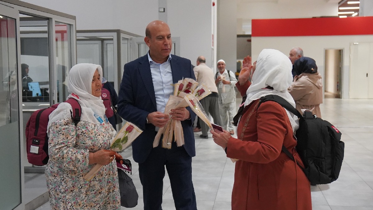 Gaziantep Havalimanı’nda duygu dolu anlar...  Umre ziyaretini tamamlayan ikinci kafile yurda giriş yaptı
